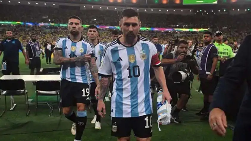 Brazil vs Argentina: Hỗn Loạn Tại Maracana, Trận Đấu Tạm Hoãn 30 Phút Do CĐV Gây Rối